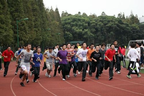 大学体育课轮滑考什么