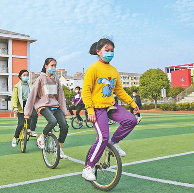 小学体育卫生总结_小学体育原地投篮评课